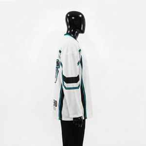 Maillot de hockey sur glace unisexe blanc à manches courtes, sublimé, en maille respirante, col rond, coupe classique, avec numéros d'équipe et design drapeau - Product Image 4