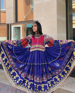 Robe traditionnelle afghane rayonnante avec un corsage brodé à la main aux motifs complexes et colorés, et des robes afghanes Kuchi fluides aux motifs géométriques et colorés. - Product Image 3