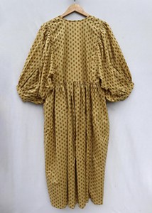 Robe longue maxi élégante en coton jaune moutarde, style bohème, faite à la main, avec col en V et motif ethnique imprimé en blocs - Product Image 3