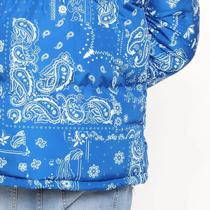 Chaqueta Acolchada Azul con Estampado Paisley para Hombre, con Paneles Negros en los Hombros, Cierre de Cremallera Resistente al Viento, Abrigo Casual de Invierno - Product Image 3