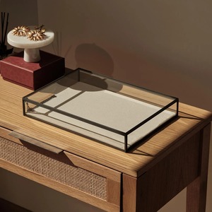 Elegante Caja de Joyería Minimalista de Latón Negro Lacado y Vidrio con Diseño Duradero para Exhibición de Joyería Artesanal Única - Product Image 5