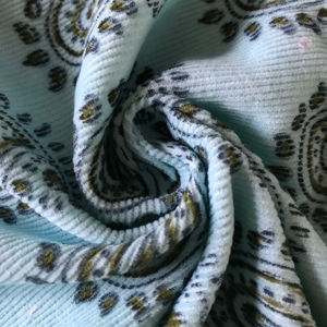 Tela de algodón india estampada a mano con diseño de paisley y buti sobre base natural |   Textiles Artesanales Indios - Product Image 3