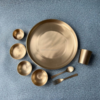 Collection de thalis en laiton Kansa faits à la main avec bols à finition mate, couverts, verres, incrustations dorées ornées et couvercles métalliques assortis