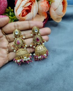Pendientes Jhumka con Perlas Delicadas y Cristales en Forma de Gota, Chapados en Oro, para Fiestas y Eventos Étnicos, Colección de Joyería Festiva - Product Image 5