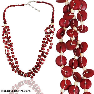 Collar matinee hecho a mano con botones rojos de hueso Rumba, detalles en ivorine y cierre de mosquetón ajustable. - Product Image 1