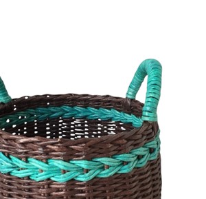 Panier en rotin marron et turquoise distinctif avec bordure tressée et poignées, bac de rangement tissé à la main, organisateur décoratif pour la maison - Product Image 2
