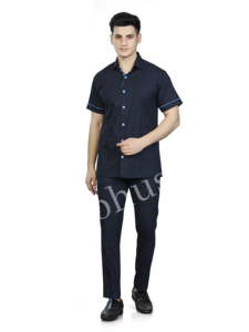 เสื้อเชิ้ตทำงานแขนสั้นสีน้ำเงินกรมท่าสำหรับผู้ชาย แต่งขอบสีฟ้าอ่อน ผ้าโพลีเอสเตอร์ระบายอากาศได้ดี เหมาะสำหรับเป็นชุดยูนิฟอร์ม - Product Image 2