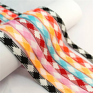 เชือกผูกแบบแบนลายฮาวด์ทูธสำหรับเสื้อผ้า คุณภาพสูง โพลีเอสเตอร์ ปลายยางและทองเหลือง อุปกรณ์ตกแต่งเสื้อผ้า โลโก้แบบนูน/สกรีน - Product Image 1