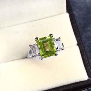 Bague en péridot taille émeraude en argent sterling 925 avec accents de pierres vertes élégantes pour femme - Product Image 5