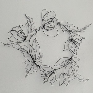 Couronne de fleurs élégante en fil métallique noir avec des contours sculptés abstraits, parfaite pour l'art mural moderne minimaliste ou la décoration intérieure - Product Image 3