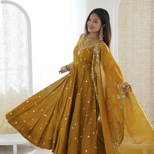 Vestido Anarkali de Diseñador con Pantalones Palazzo y Dupatta de Chanderi Bordada – Atuendo Festivo y para Bodas - Product Image 1