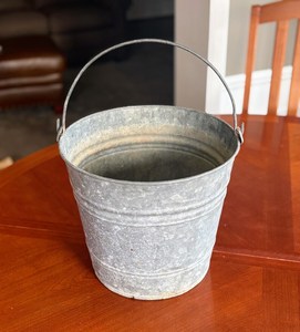 Cubo de Metal Galvanizado Vintage |   Decoración Rústica de Estilo Campestre - Product Image 1