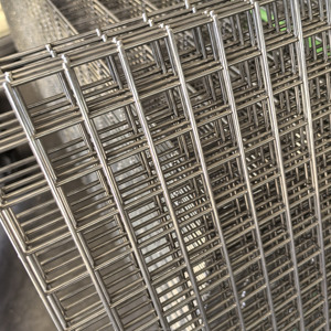 Low Price High Quality Farm and Field <strong>Galvanized</strong> Steel <strong>Welded</strong> <strong>Wire</strong> Mesh Fence - Product Image 4