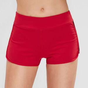 Shorts de course 2-en-1 tendance rouge, shorts de sport en maille contrastante noire, shorts de fitness taille élastique pour femme, vente en gros - Product Image 2
