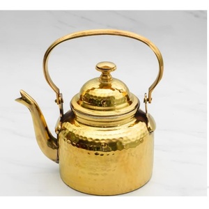 Accessoires de décoration de table, théière et bouilloire plaquées or, design gravé à la main, pour servir du thé et du café - Product Image 1