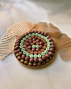 Plateau de service de luxe en forme de feuille d'or avec un assortiment de chocolats de qualité supérieure, garniture pistache et rose - Product Image 1