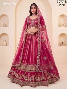 Conjunto de lehenga semisellado de seda premium para bodas con lentejuelas y cuentas hechas a mano, y hilo Zari con motivos multicolor. Proveedor indio. - Product Image 3