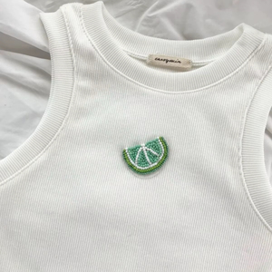 Débardeur côtelé en coton fait main pour femme, col rond, coupe ajustée, avec broderie perlée motif crevette cocktail, idéal pour l'été décontracté - Product Image 1