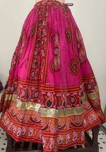 Falda Lehenga Tradicional para Mujer, Larga hasta el Suelo, Roja y Rosa, con Estampado Paisley Hecho a Mano, Prenda Étnica de Algodón, para Bodas en India y Pakistán - Product Image 3