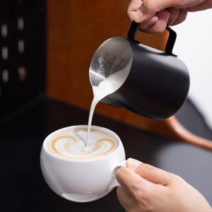 Jarra de Acero Inoxidable para Espumar Leche de 900 ml con Asa Metálica Ecológica y Logotipo Personalizado, para Café, Capuchino, Latte Art - Product Image 3