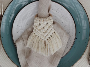 Elegante anillo para servilletas de macramé blanco, ideal para cafeterías, restaurantes y arreglos de mesa modernos, tejido a mano en India. - Product Image 5