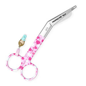 Ciseaux infirmiers avec motifs de cœurs sur fond rose, en acier inoxydable, conçus pour des coupes rapides et précises en milieu médical - Product Image 3