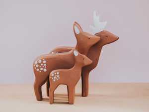 Figuras de Familia de Ciervos de Madera, 3 Piezas, Decoración Animal Hecha a Mano, Estilo Moderno y Minimalista, Decoración Navideña de Invierno para Mesa, Personalizable - Product Image 2