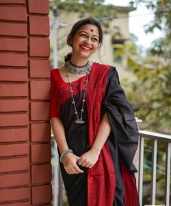 Sari en soie noir et rouge, robe de mariage indienne traditionnelle avec motif à bordure, longueur au sol pour femmes - Product Image 5