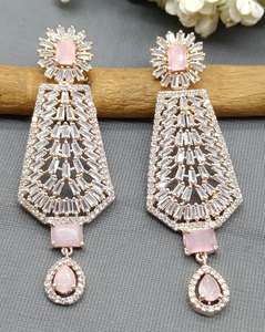 Boucles d'oreilles luxueuses à finition or rose avec des détails fins idéales pour les vêtements quotidiens et de fête d'Inde - Product Image 3