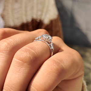 Anillo de Compromiso Minimalista con Siete Diamantes de Corte Ovalado, Oro Blanco de 14K, Diamantes Creados en Laboratorio, Anillo de Moda para Mujer, Regalo de Boda - Product Image 2