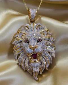 Colgante de Cabeza de León con Moissanita Iced Out, Plata 925, Bañado en Oro de 18K, Corte Brillante Redondo, Lujoso Charm Hip Hop para Hombre con Engaste de Garra - Product Image 3