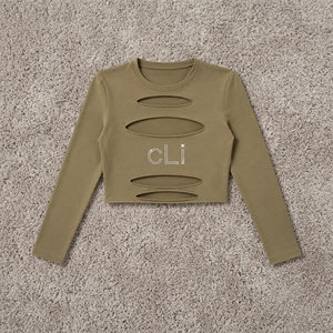 Chemisier court en maille vert olive à manches longues pour femme, coupe ajustée, orné de strass et logo personnalisé, idéal pour le printemps - Product Image 3