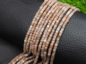 Perles en pierre de lune pêche facettées en forme de cube - 15 pouces, environ 4 mm - Fournitures pour grossistes - Nouveauté - Pierre naturelle certifiée pour la bijouterie - Product Image 3