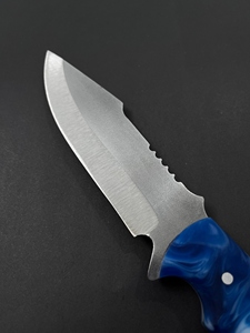 Cuchillo de Caza y Camping para Exteriores, Hoja Fija de Acero Inoxidable, Borde Parcialmente Dentado, Mango de Epoxi Azul, Funda de Cuero - Ligero - Product Image 5