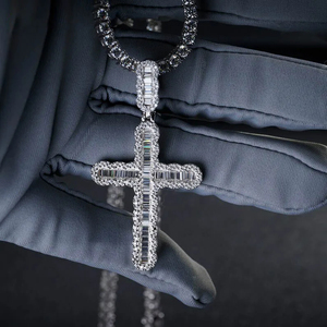 Collier pendentif tendance personnalisé Hip Hop en argent 925 plaqué rhodium avec croix de Jésus en moissanite, idéal pour les fêtes religieuses chrétiennes - Product Image 1