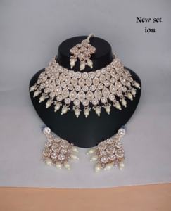 Exquisito Conjunto de Joyería Nupcial Étnica Chapada en Oro Rosa con Aleación, Collar Gargantilla de Piedra de Zirconia, Pendientes y Maang Tikka para Aniversario - Product Image 2