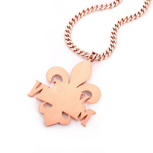 Pendentif Fleur de Lys plaqué or rose Vert Maison avec design en vitrail de Jésus, strass en cristal, breloque hip-hop pour homme - Product Image 3