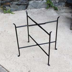 Support de pot de fleurs en fer de style moderne avec un design minimaliste pour la maison contemporaine et l'affichage des plantes sur le balcon - Product Image 1