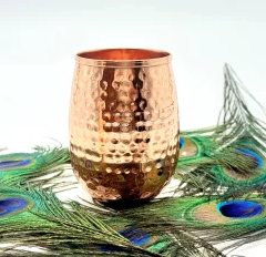 Exquisita taza de cobre martillada a mano con base y detalles de latón pulido, ideal como regalo para fiestas de adultos. - Product Image 5