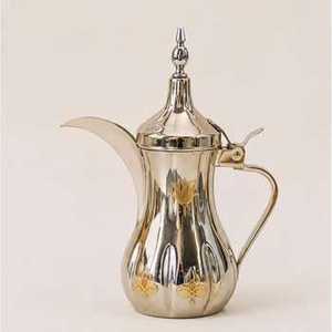 Cafetière arabe dorée gravée, Dallah traditionnelle du Moyen-Orient, pot en métal pour l'hôtellerie, cafetière de luxe pour le service du café - Product Image 3