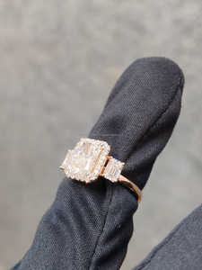 Anillo de Diamantes de Corte Radiante de Lujo en Oro Rosa con Piedras Laterales, Elegante Joya de Compromiso para Mujer, Estilo Premium Personalizado - Product Image 4