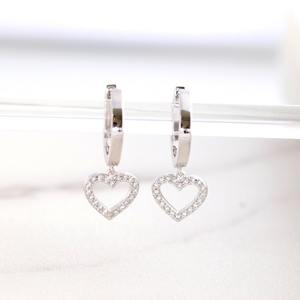 Pendientes de Aro Huggie con Corazón de Oro Sólido de 14K, Minimalistas, Pequeños, con Moissanita y Diamantes Engastados en Pavé, Joyería Fina - Product Image 6