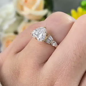 Anillo de Compromiso Iced Jewelz Moissanite, Corte Corazón de 3.10 Quilates, Engaste de Puntas, Oro Amarillo de 14k, Joyería Fina Romántica, Superventas - Product Image 5