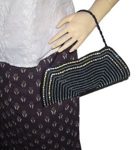 Pochette de soirée perlée avec fermeture à rabat ornée de perles scintillantes pour les soirées - Product Image 3