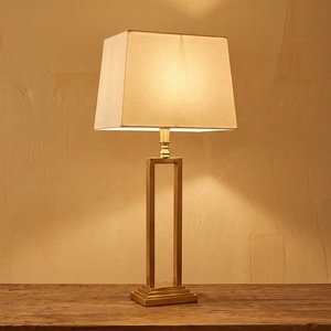 Lámpara de Mesa Metálica Monarch Frame con Pantalla Rectangular de Lino, Acabado en Latón Antiguo, Base Resistente, Iluminación Ambiental Cálida - Product Image 4