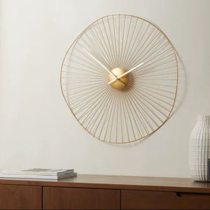 Horloge murale de luxe dorée effet soleil, design artistique en métal rayonnant, pièce décorative moderne et audacieuse pour salon - Product Image 1