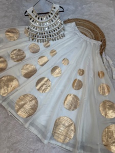 Ensemble Lehenga traditionnel pour femmes, idéal pour les festivals et occasions spéciales, en soie romaine avec motif Gota et travail en dentelle miroir sur le haut. - Product Image 1