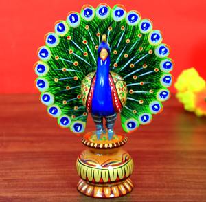 Estatua de Pavo Real de Madera Pintada a Mano con Colores Vibrantes y Arte Tradicional Indio Meenakari, Escultura Decorativa - Product Image 1
