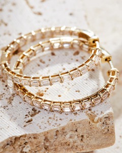 Elegantes Pendientes de Aro de Oro de 14k con Diamantes Cultivados en Laboratorio en Forma de Esmeralda de 2.70 Quilates - Product Image 1