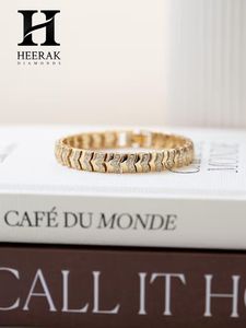 Bracelet de luxe à motif chevron, design texturé à maillons ondulés, bijoux fins en or blanc 18 carats - Product Image 6